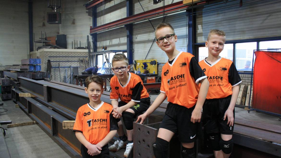 Nieuwe sponsorshirts voor Dynamo jongensteam, nu nog teamgenoten
