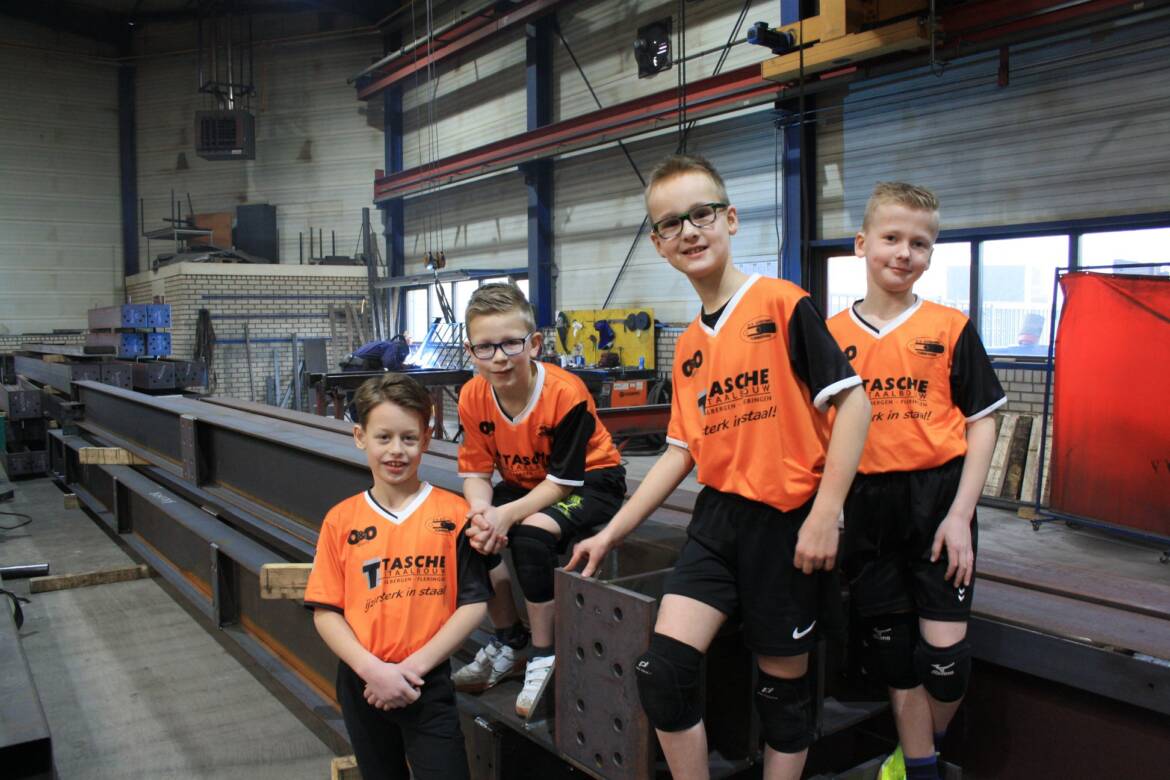 Nieuwe sponsorshirts voor Dynamo jongensteam, nu nog teamgenoten